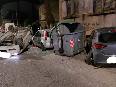Aparatoso accidente en Cangas: impacta con vehículos estacionados y acaba volcando