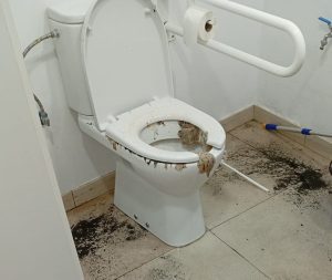 Calles anegadas en Cangas y una tienda inundada en Bueu