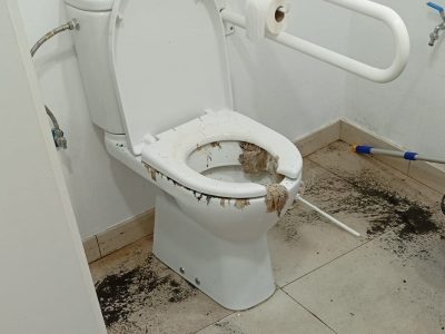 Calles anegadas en Cangas y una tienda inundada en Bueu