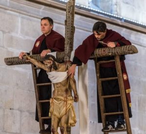 Cangas procesionará hoy el Santo Entierro en el día grande de la Semana Santa