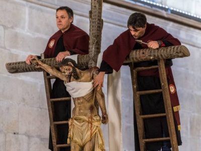 Cangas procesionará hoy el Santo Entierro en el día grande de la Semana Santa