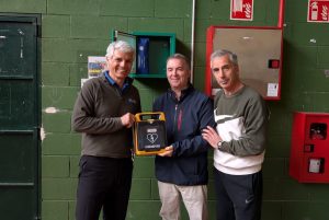 Novos desfibriladores para a Piscina Municipal, o San Narciso e o IES Illa de Tambo en Marín