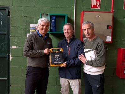 Novos desfibriladores para a Piscina Municipal, o San Narciso e o IES Illa de Tambo en Marín