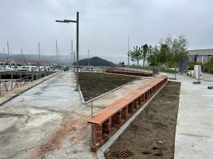 Novos avances na dársena portuaria coa construción do mobiliario