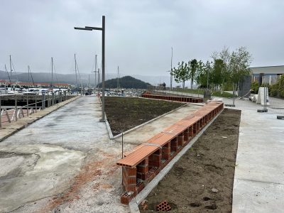 Novos avances na dársena portuaria coa construción do mobiliario
