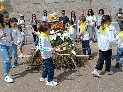 Vilaboa celebra el Festival do Maios cheo de humor, crítica e creatividade