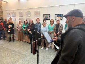 Arte, inclusión y emoción en la inauguración de la exposición “Andresiño y el Cerdo Cósmico” en la sede de Adicam en Cangas