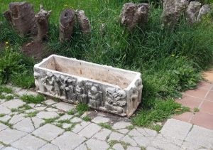 Detienen a una mujer por intentar robar con una carretilla una jardinera en Cangas