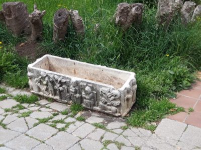 Detienen a una mujer por intentar robar con una carretilla una jardinera en Cangas