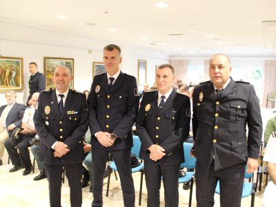 Los agentes de O Morrazo homenajean a Manuel García en el día de la Policía Local