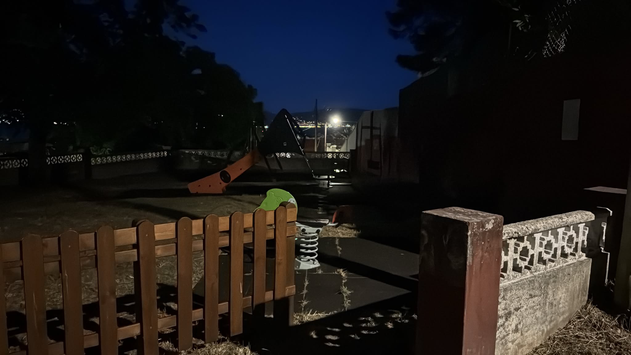 La falta de luz en el parque de San Pedro invita al trapicheo