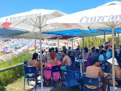 Los baños públicos de la playa de Nerga están inutilizados