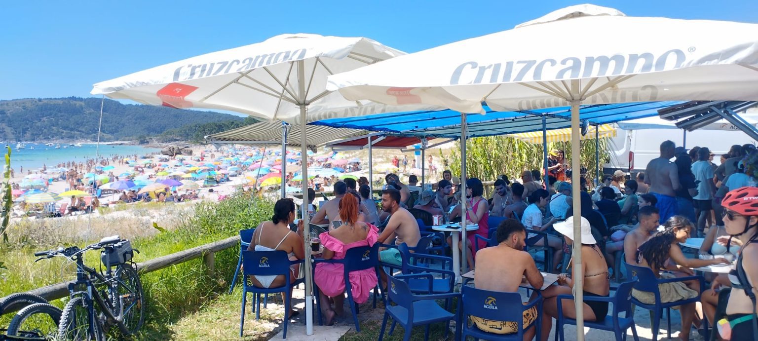 Los baños públicos de la playa de Nerga están inutilizados