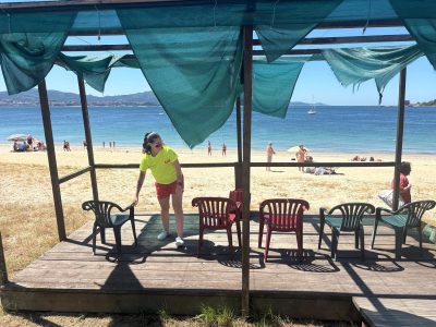 El socorrismo arranca en Cangas entre carencias: patrones sin embarcaciones y protectores solares destrozados