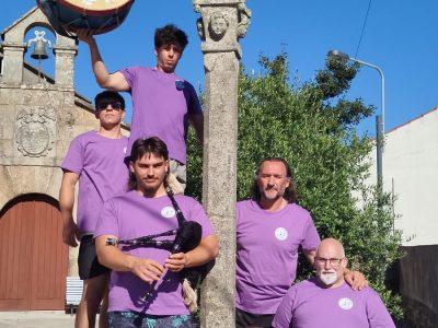 La guerra entre vecinos y el cura expulsa de la iglesia a la fiesta