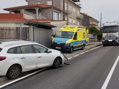 Un conductor ebrio invade el carril contrario en Vilaboa y se lleva por delante otro vehículo