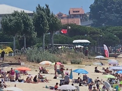 La playa de Rodeira cierra al baño: acumulación de algas o vertido