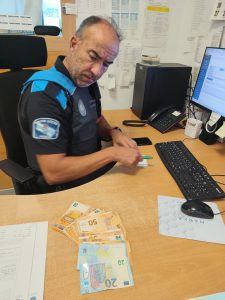 Trabajadores del mercado de Moaña hallan un sobre con 1.300 euros y la Policía Local localiza a su propietario