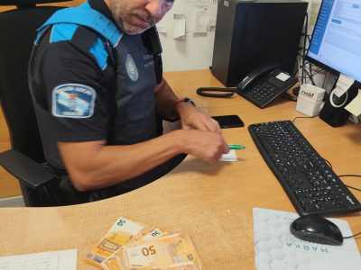 Trabajadores del mercado de Moaña hallan un sobre con 1.300 euros y la Policía Local localiza a su propietario