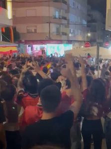 Polémica en Cangas por el cobro de consumición para acceder a una zona pública acotada por un establecimiento para ver la final del Mundial