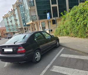 EMMO denuncia que un coche lleva estacionado dos semanas en una plaza de movilidad reducida pese a tener el permiso caducado desde 2024
