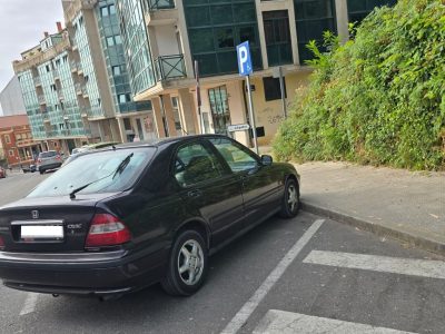 EMMO denuncia que un coche lleva estacionado dos semanas en una plaza de movilidad reducida pese a tener el permiso caducado desde 2024