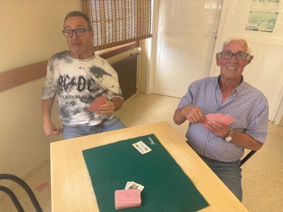 Los jubilados de Aldán juegan hoy su última brisca: “Una pena”