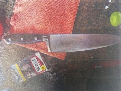 Detenido en Cangas por amenazar con un arsenal de armas blancas y un machete a su pareja