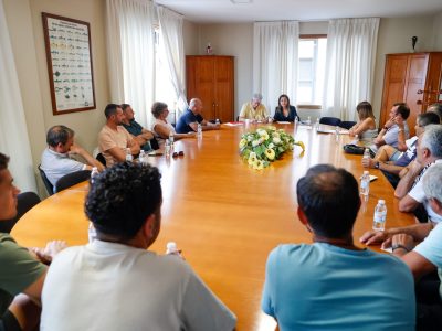 La Xunta se compromete a reforzar el apoyo al mejillón de Moaña tras reunirse con los bateeiros de Rianosa