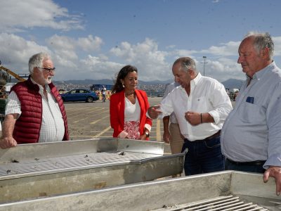 Villaverde visita a los bateeiros de Moaña