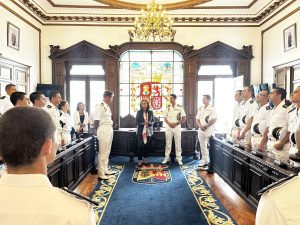 A alcaldesa, María Ramallo, dá a benvida ao novo alumando da Escola Naval: o futuro da Armada Española