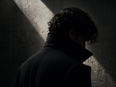 Viktor Kane presenta «Sin testigos»: una experiencia inmersiva que reinventa la presentación literaria en Bueu