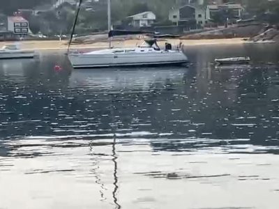 La playa de Arneles, en Aldán, cerrada al baño por contaminación del agua tras detectarse restos fecales