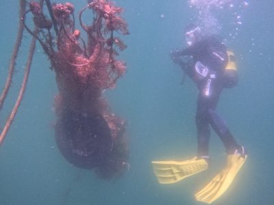 Más de 2.500 kilos de basura fantasma retirados en Aldán
