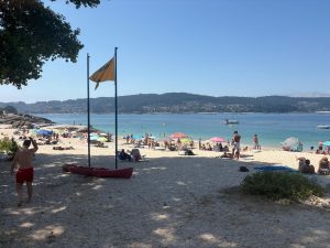 Cangas permite el baño en Menduiña sin las analíticas de Sanidade, cuyos resultados estarán el viernes