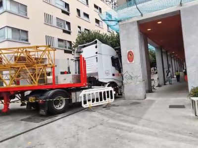 Vecinos de la plaza de Massó cuestionan el acceso de los camiones a una obra por el trazado autorizado por el Concello