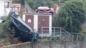 Un coche se queda sin frenos y precipita a otro por un desnivel