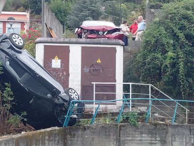 Un coche se queda sin frenos y precipita a otro por un desnivel
