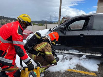 El incendio de un coche en Cangas obliga a cortar la circulación una hora