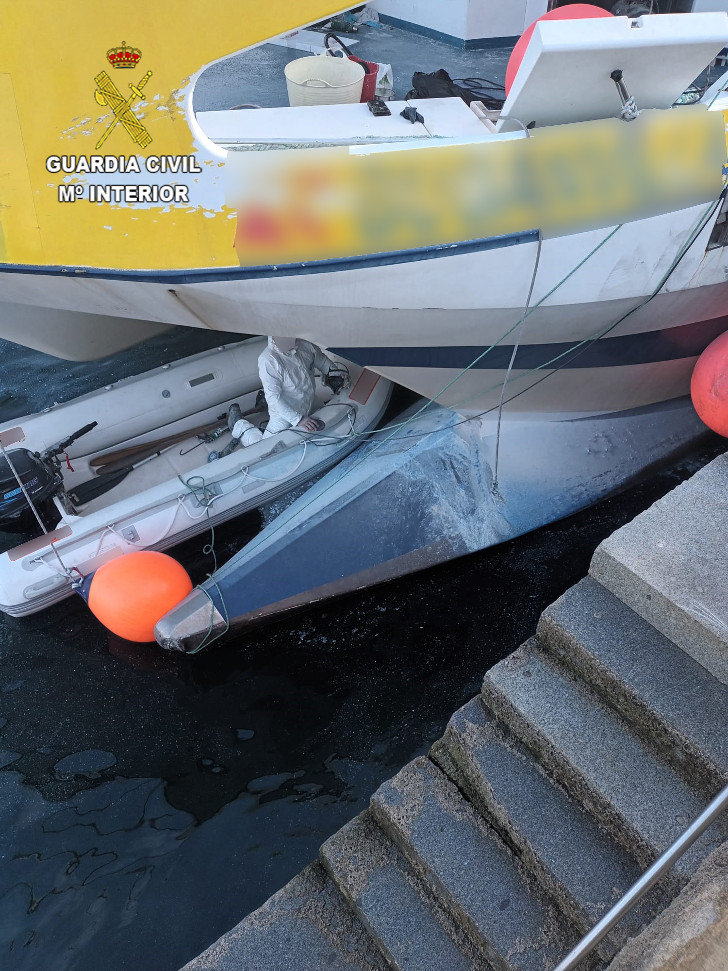 Denuncia por vertido de un barco en Bueu.