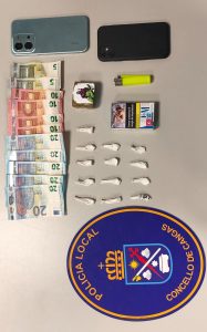 Persecución en patinete por el casco vello de Cangas para que no le pillaran la droga