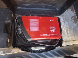 Un ladrón reincidente es sorprendido robando maquinaria de construcción de una furgoneta