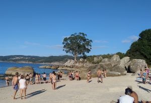 La Guardia Civil interviene por un hombre masturbándose en la playa de Areabrava