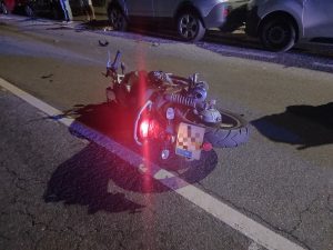 Un motorista resulta herido grave tras salirse de la vía y chocar contra tres vehículos estacionados en Moaña