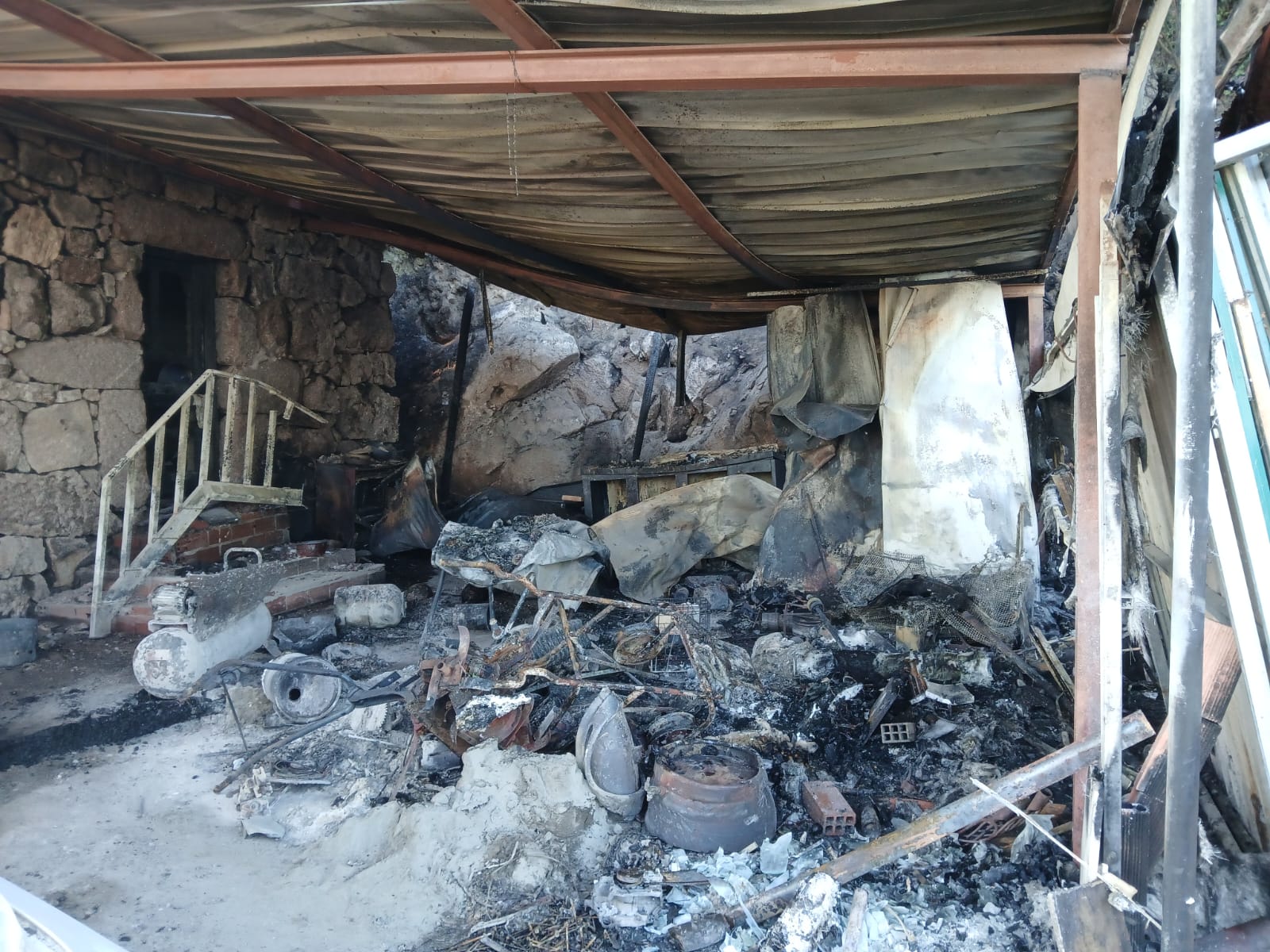 Las llamas en un galpón de Cela provocan un incendio forestal en Cela