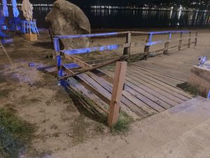 Una pelea en el chiringuito de Samertolameu se salda con un herido y daños en una pasarela de madera