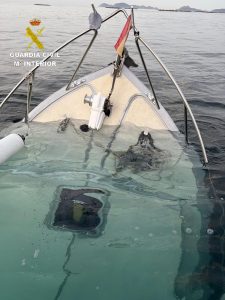 Dos personas trasladadas al hospital tras hundirse su embarcación frente a Punta Balea, en Cangas