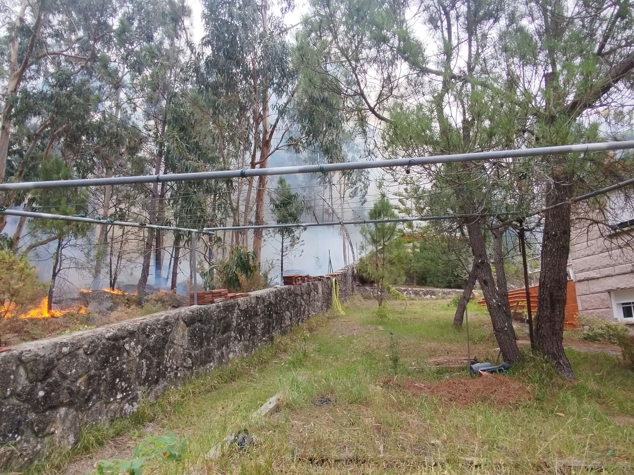 Un incendio forestal obliga a movilizar un amplio dispositivo en Aldán, en Cangas