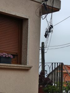 Preocupa el enjambre de cables sobre las cabezas de los vecinos de Espiñeira