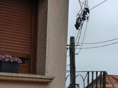 Preocupa el enjambre de cables sobre las cabezas de los vecinos de Espiñeira